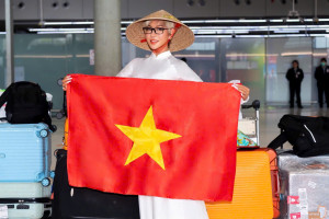 Vân Phạm mang áo dài Việt đến Thái Lan ứng thí 