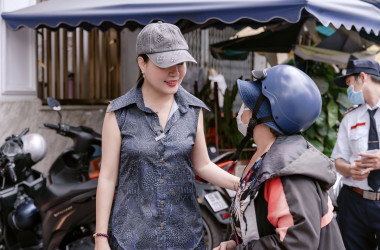 Hoa hậu Hoàng Thanh Nga phát cơm chay thiện nguyện