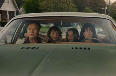 Anne Hathaway đóng The End of Oak Street