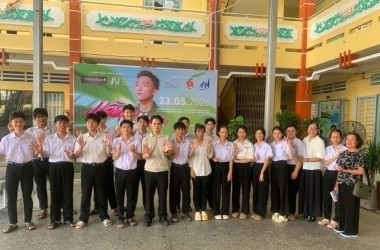 Ca sĩ Đình Phước trao quà thiếu nhi Tây Ninh