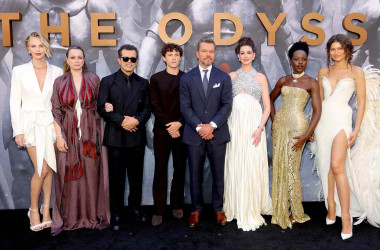 Tom Holland xuyên không tới thành Troy của Nolan